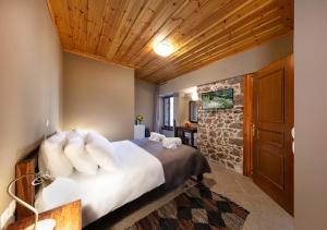 Säng eller sängar i ett rum på Stone Suites by White Hills