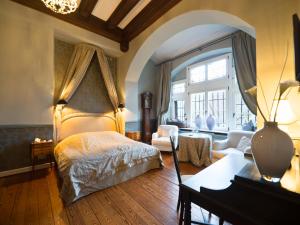 Кровать или кровати в номере Gästehaus Schloss Saareck