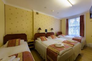Ένα ή περισσότερα κρεβάτια σε δωμάτιο στο Dolphin Hotel