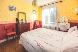 a bedroom with a bed and a sink and a mirror at Hon-ty in Groix