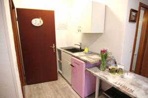 Η κουζίνα ή μικρή κουζίνα στο Kapitaenshaus-Lassen-Zimmer-Miss-Marple