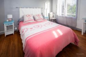 グロワにあるHon-tyのピンクと白のベッド1台(枕2つ付)が備わるベッドルーム1室が備わります。