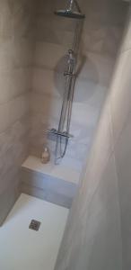 Sweet home في سان ميدارد-أون-جال: دش في حمام أبيض مع ستارة للدش +4 صور