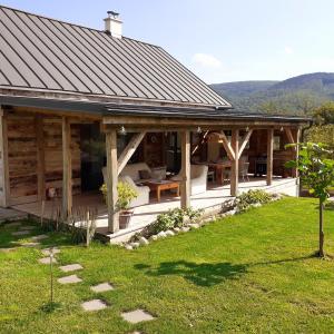 un gran pabellón de madera con mesa y sillas en Vila Harmónia en Lúčka