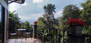 Balkón nebo terasa v ubytování หลับสบายที่ดอยตุง Zuh meh ja Home lodge