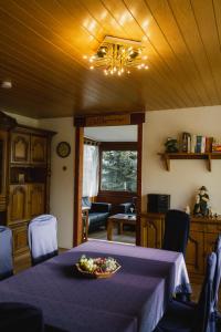 una sala da pranzo con tavolo viola e piatto di cibo di Hexenhaus a Neheim-Hüsten