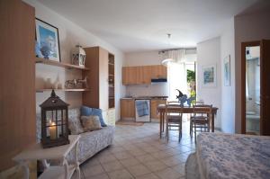een woonkamer en een keuken met een bank en een tafel bij Hotel Residence Stella del Mare in Vada