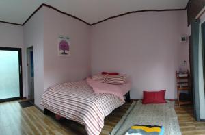Postel nebo postele na pokoji v ubytování หลับสบายที่ดอยตุง Zuh meh ja Home lodge