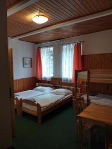 Een bed of bedden in een kamer bij Penzion U Hrocha