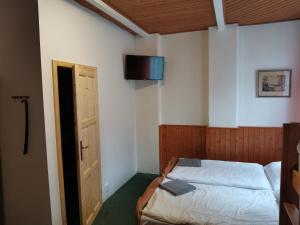 Een bed of bedden in een kamer bij Penzion U Hrocha