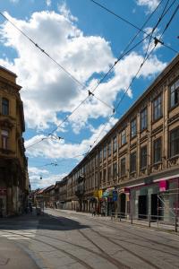 eine leere Straße in einer Stadt mit Gebäuden in der Unterkunft S&L1 REPUBLIC ZAGREB CENTER in Zagreb