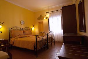 1 dormitorio con cama y ventana en B&B Salotto Di Athena en Agrigento