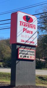 een bord voor een truckers plaats in een veld bij Traveler's Place Inn & Suites in Scottsboro