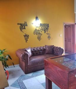 una sala de estar con sofá y un mapa de EE.UU. en Sam'S VIP Hostel San Gil, en San Gil