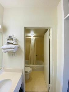 Kúpeľňa v ubytovaní Traveler's Place Inn & Suites