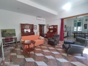 ジェノヴァにあるGiappi Houseのリビングルーム(ソファ、椅子、テーブル付)