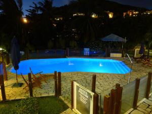 Piscina a Les Créolines o a prop