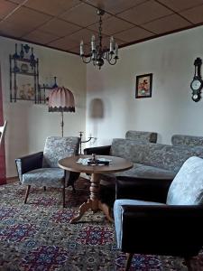 アルテンキルヒェンにあるFerienwohnung-Lalkaのリビングルーム(ソファ、テーブル、椅子付)
