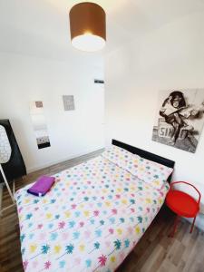 a bedroom with a bed with a star patterned sheets at Southend On Sea Apartments - Close too Shops in Southend-on-Sea