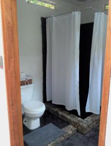 
Ein Badezimmer in der Unterkunft Bolita Rainforest Hostel and Cabinas
