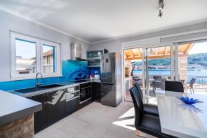 una cucina con lavandino e piano di lavoro di Luxury Apartment Marina View No 2 a Vela Luka (Vallegrande)