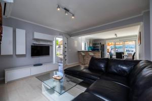 TV/trung tâm giải trí tại Luxury Apartment Marina View No 2