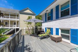 Imagen de la galería de 1010 E Ashley - Two Kitchens - Steps to Beach, en Folly Beach