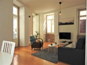 un soggiorno con divano e TV di Oporto Delight 1 Luxury Apartment in Historic Center with Balcony Max 4 p a Porto