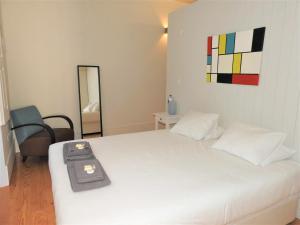 una camera con letto bianco e specchio di Oporto Delight 1 Luxury Apartment in Historic Center with Balcony Max 4 p a Porto