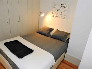 ポルトにあるOporto Delight 2 Luxury Apartment in Historic Center Max 4pのベッドルーム1室(黒い毛布付きのベッド1台付)