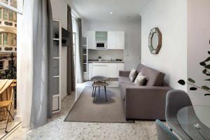 sala de estar con sofá y mesa en Wanderlust Malaga Apartamentos 2, en Málaga