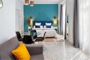 salon z łóżkiem i szklanym stołem w obiekcie Wanderlust Malaga Apartamentos 3 w Maladze