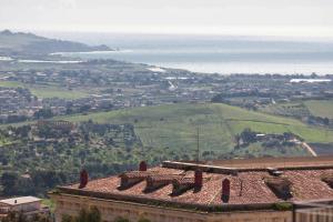 - un bâtiment avec vue sur la ville et l'océan dans l'établissement B&B Salotto Di Athena, à Agrigente