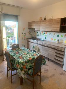 kuchnia ze stołem z tkaniną w obiekcie Friuli Appartamenti w mieście Cormòns