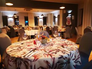Reštaurácia alebo iné gastronomické zariadenie v ubytovaní Tailor Hotel Sport & Conference