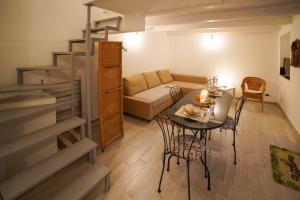 ein Wohnzimmer mit einem Tisch und einem Sofa in der Unterkunft Historic Modica in Modica