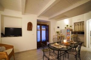 莫迪卡的住宿－Historic Modica，用餐室以及带桌椅的起居室。