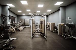 Fitness centrum a/nebo fitness zařízení v ubytování Hotel Barcode Wellness & Spa