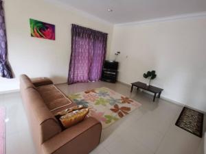 淡馬魯的住宿－Villa Pulai Indah Temerloh，带沙发和地毯的客厅