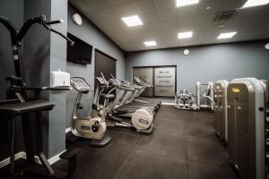 Fitness centrum a/nebo fitness zařízení v ubytování Hotel Barcode Wellness & Spa