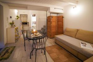 ein Wohnzimmer mit einem Sofa, einem Tisch und Stühlen in der Unterkunft Historic Modica in Modica