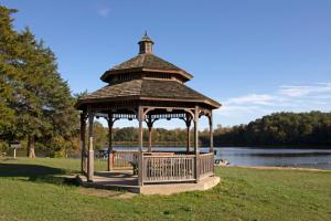 altana w parku obok jeziora w obiekcie Wilderness Presidential By TripForth w mieście Spotsylvania