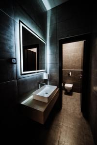 Koupelna v ubytování Hotel Barcode Wellness & Spa