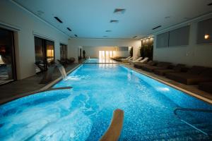 Bazén v ubytování Hotel Barcode Wellness & Spa nebo v jeho okolí