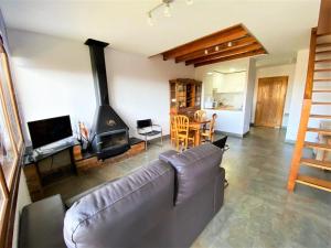 Μια τηλεόραση ή/και κέντρο ψυχαγωγίας στο Apartamento dúplex en Bourg Madame