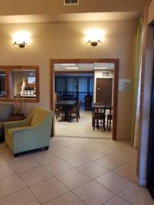 Holiday Inn Express Tucson-Airport, an IHG Hotel في توسان: غرفة معيشة مع أريكة وطاولة