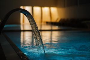 Bazén v ubytování Hotel Barcode Wellness & Spa nebo v jeho okolí