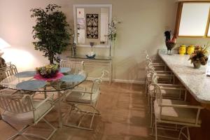 Un comedor con una mesa de cristal y sillas. en Foothill's Luxury 2BDR Ground Floor Condo in 1000 Hill's, en Branson