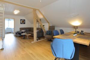 ein Wohnzimmer und ein Esszimmer mit einem Tisch und Stühlen in der Unterkunft Ferienwohnung goldener Mond in Mastershausen