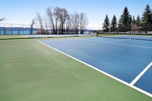 einen Tennisplatz mit Tennisschläger darauf in der Unterkunft Harbor Village Lakeview Condo 902-3 in Garden City